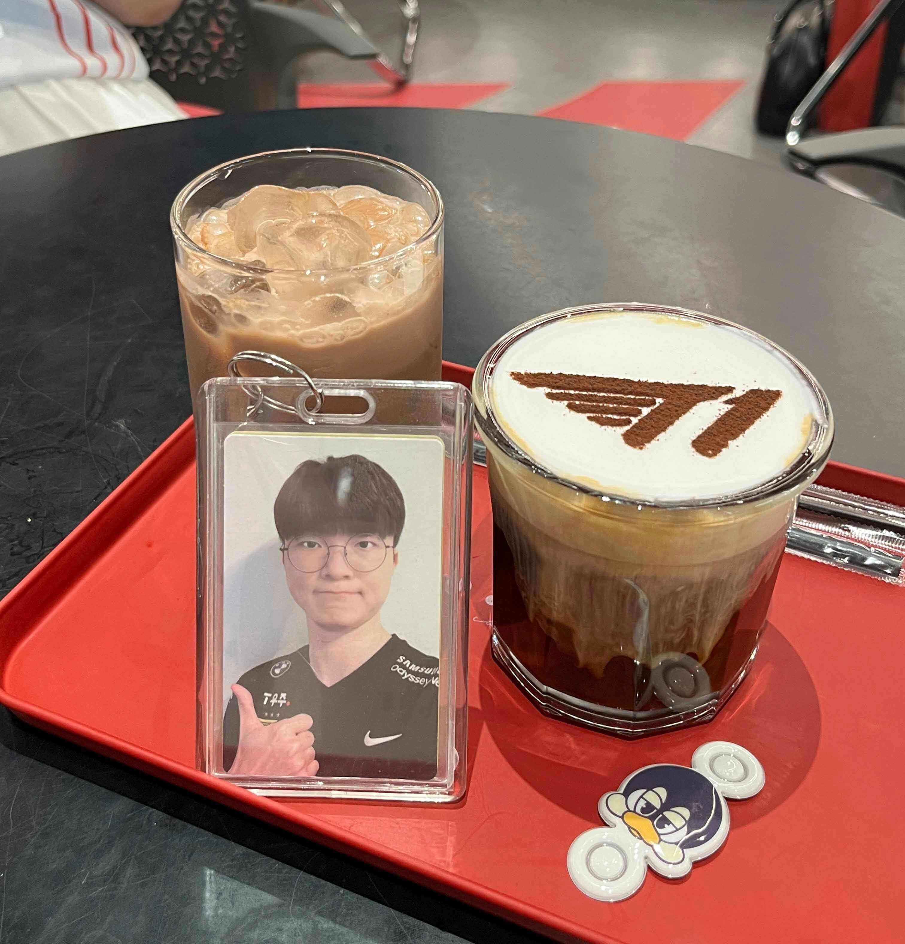 Iced Chocolate & Latte (The straw sleeve was bought at the counter for ₩ 3,000)