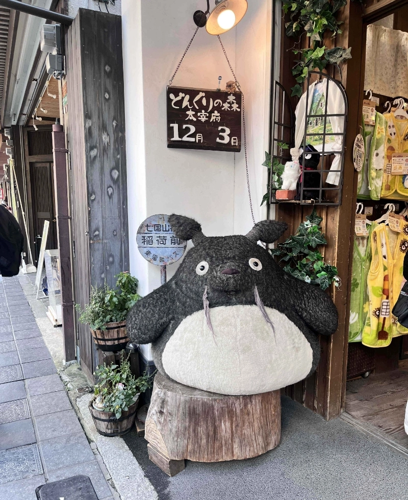 表參道路邊的龍貓