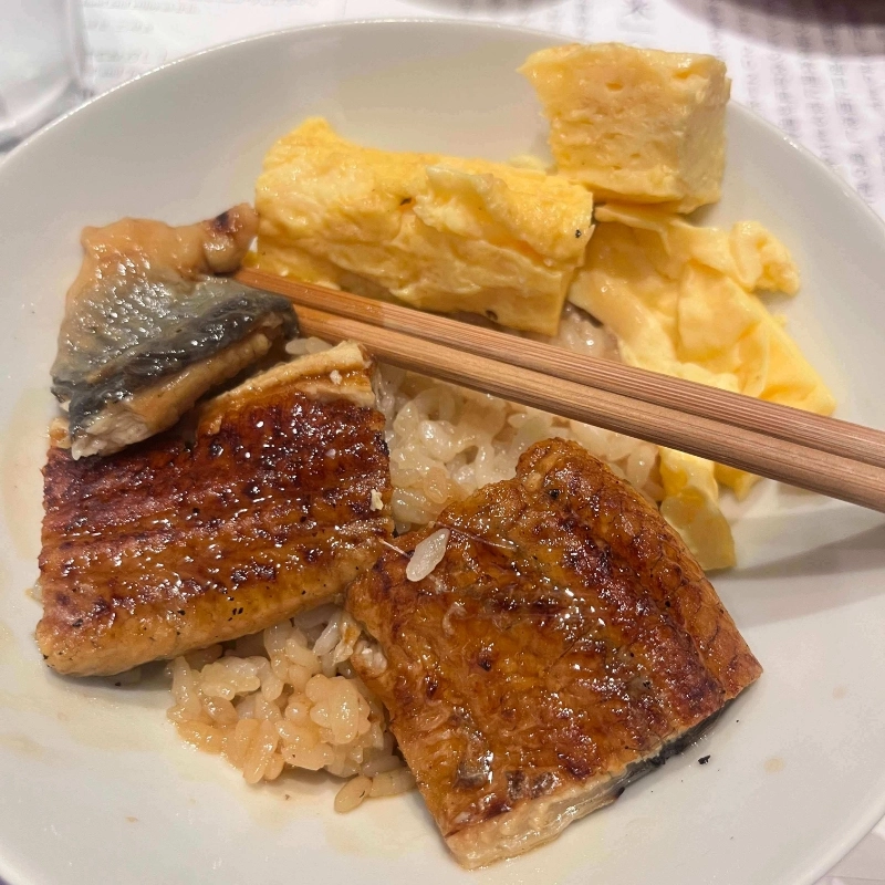 吃到一半的鰻魚飯
