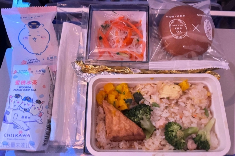 蔬菜燻雞炒飯跟吉伊卡哇蜜桃冰茶