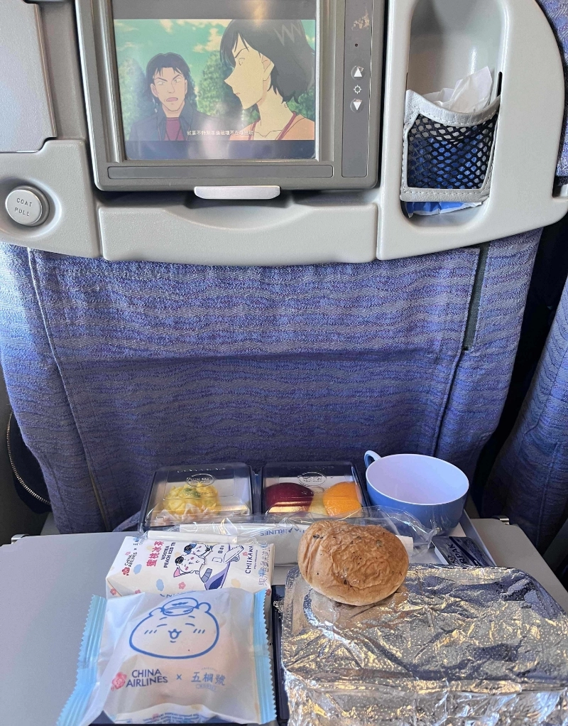 邊吃飛機餐邊看柯南