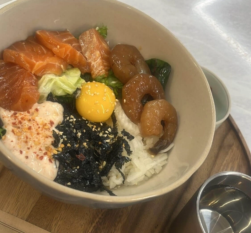醬鮭魚醬蝦丼飯（간장 연새 덮밥）