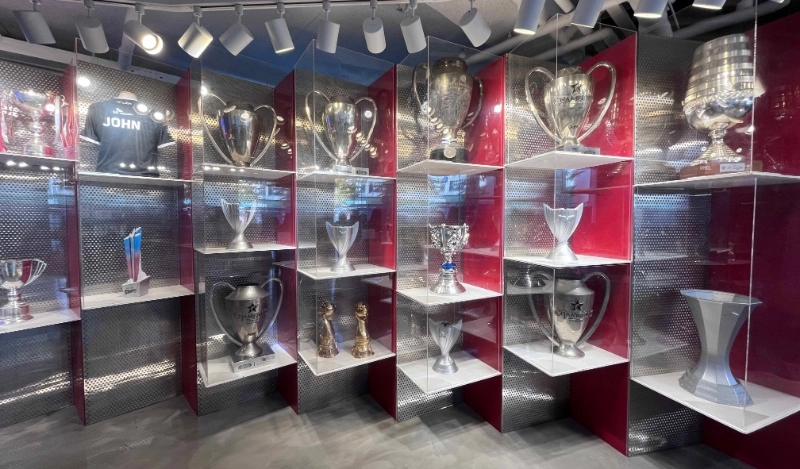 T1 Shop 內的冠軍牆面