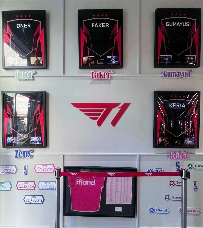 T1 Café 隊服展示牆