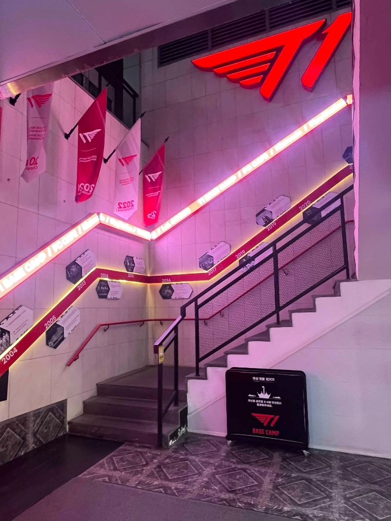 T1 Base Camp 樓梯口