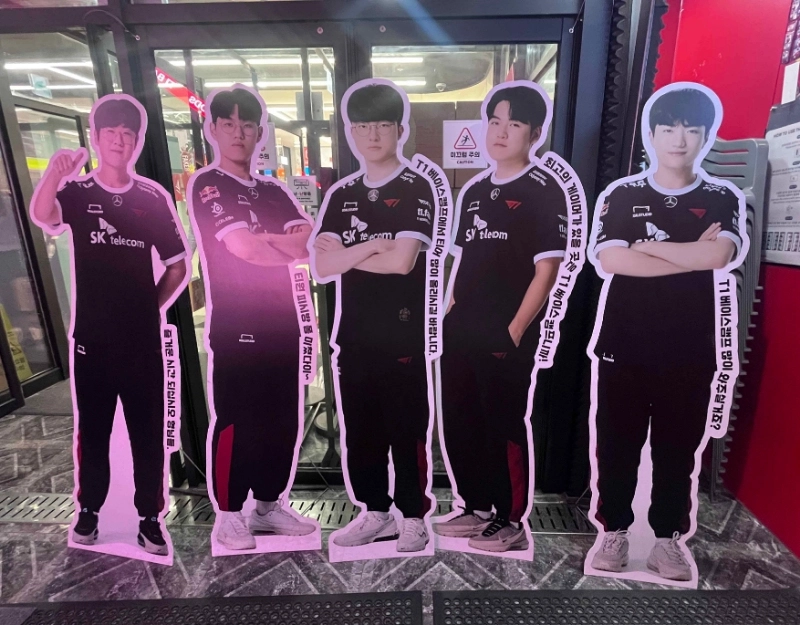 T1 Base Camp 選手立牌